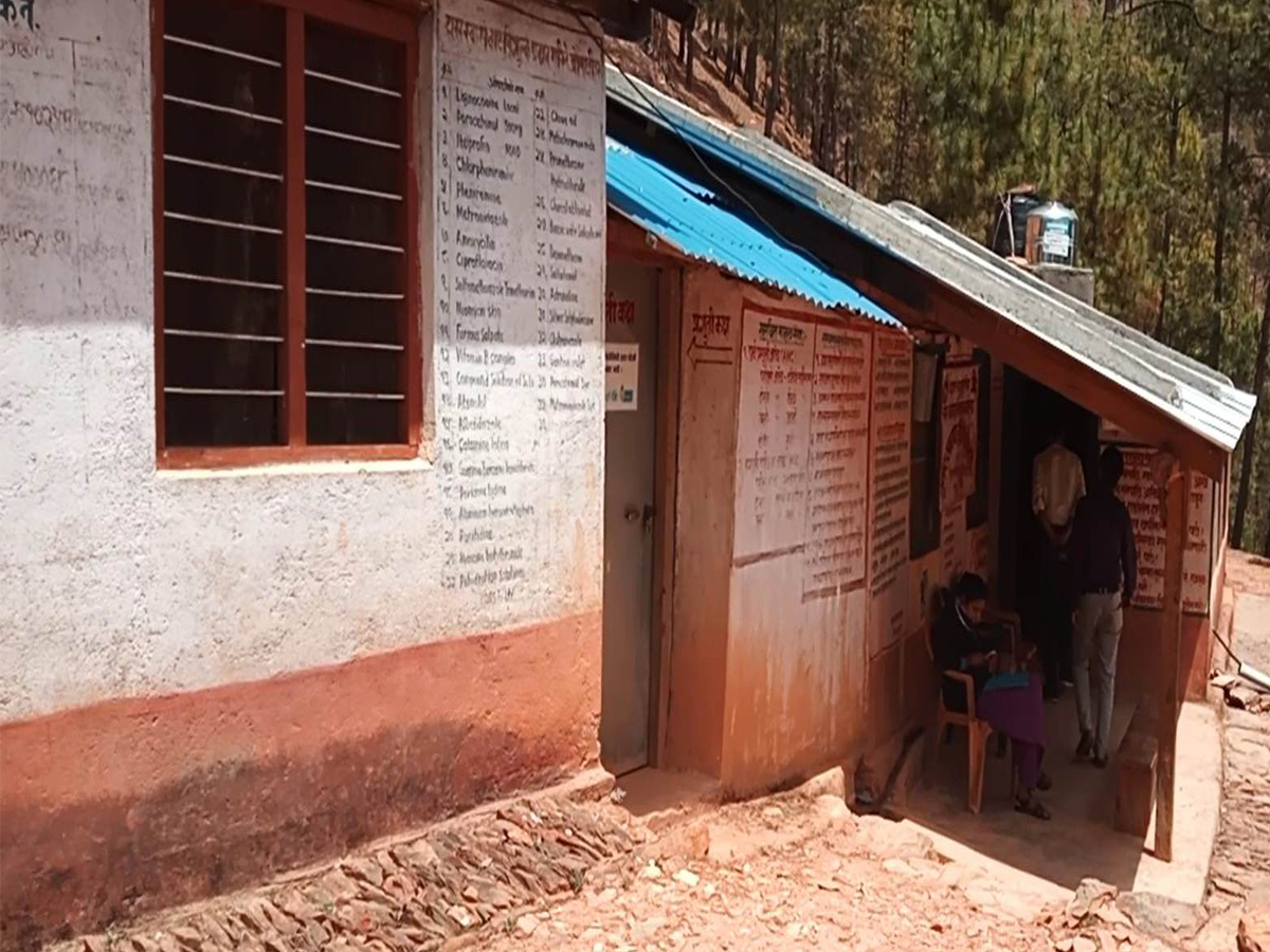 बैतडीको गुजर स्वस्थ्यचौकी भवन जिर्ण हुँदा सेवा सम्पादनमा समस्या 